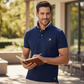 Hombre sonriente vistiendo polo azul marino www.treshop.com.co con cuello estampado y logo bordado en exterior