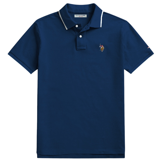 Polo azul marino para hombre de www.treshop.com.co con cuello y bordes de manga en contraste blanco y logo bordado.