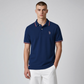 Hombre vistiendo polo azul marino www.treshop.com.co con detalles en contraste en cuello y mangas y logo bordado