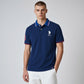 Hombre vistiendo polo azul marino www.treshop.com.co con detalles en contraste en cuello y mangas y logo bordado