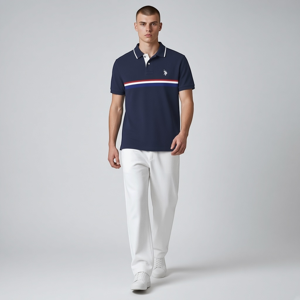 Hombre vistiendo polo azul marino U.S. Polo Assn. con franja tricolor, cuello en contraste y logo bordado en el pecho