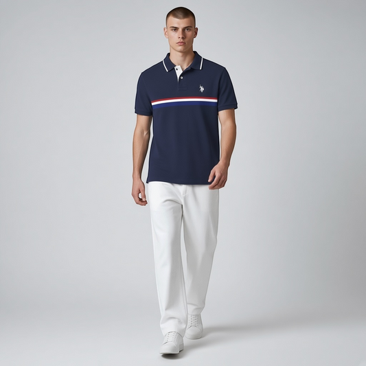 Hombre vistiendo polo azul marino U.S. Polo Assn. con franja tricolor, cuello en contraste y logo bordado en el pecho