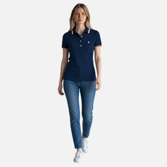 Modelo vistiendo polo azul marino www.treshop.com.co con detalles en cuello y mangas, corte entallado y logo bordado.