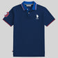 Polo azul marino para hombre de www.treshop.com.co con detalles en contraste, logo bordado y número en la manga