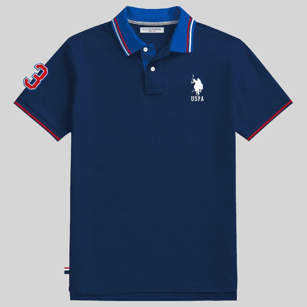 Polo azul marino para hombre de www.treshop.com.co con detalles en contraste, logo bordado y número en la manga