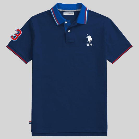 Polo azul marino para hombre de www.treshop.com.co con detalles en contraste, logo bordado y número en la manga