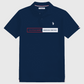 Polo azul marino de manga corta www.treshop.com.co con logo U.S. POLO ASSN. y estampado American Heritage en el pecho.