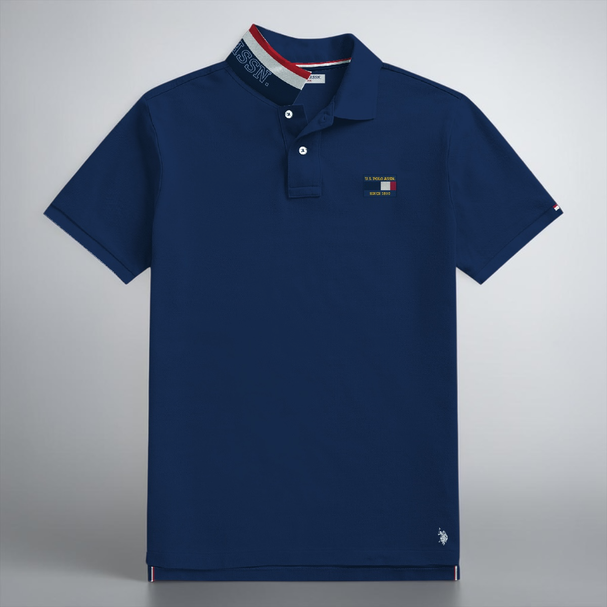 Camiseta polo azul marino para hombre de www.treshop.com.co con cuello estampado en rojo y blanco y logo bordado