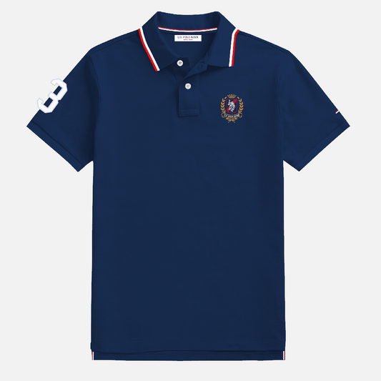 Polo azul marino www.treshop.com.co con cuello tricolor, escudo bordado y número 3 en la manga para hombre