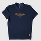 Polo azul marino www.treshop.com.co con logo dorado y detalle bordado en el frente para un estilo casual elegante