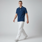 Modelo vistiendo polo azul marino www.treshop.com.co con detalles blancos en cuello y mangas y logo bordado