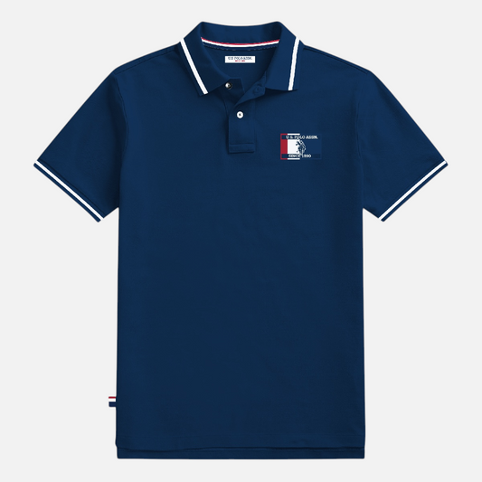 Polo azul marino para hombre de www.treshop.com.co con cuello y puños en contraste y logo bordado en el pecho