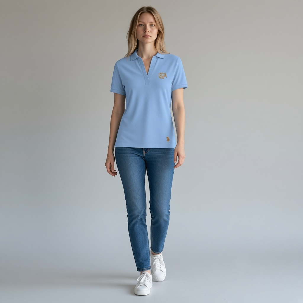 Modelo vistiendo polo azul claro de algodón U.S. POLO ASSN. de www.treshop.com.co con cuello en V y logo bordado
