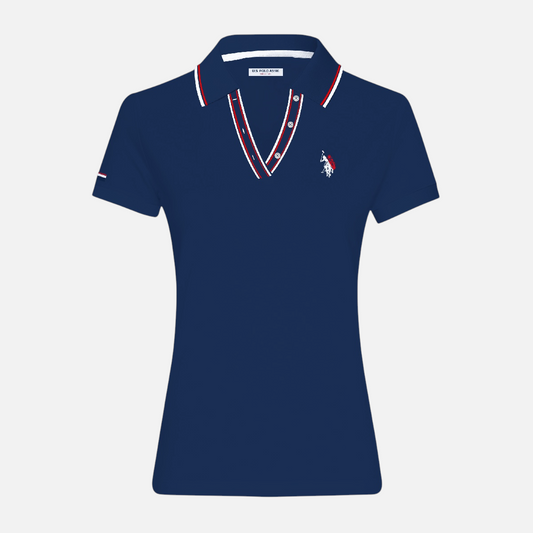 Camiseta polo azul marino para mujer de www.treshop.com.co con cuello en V, detalles a rayas y logo bordado