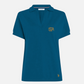 Polo azul petróleo para mujer de www.treshop.com.co con cuello en V, mangas cortas y logotipo bordado en dorado.