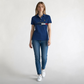 Mujer vistiendo polo azul de www.treshop.com.co con logo U.S. POLO ASSN. y detalles en bloques de color