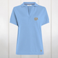 Polo azul claro para mujer de www.treshop.com.co con cuello en V, tejido de algodón y logo bordado en tono dorado.