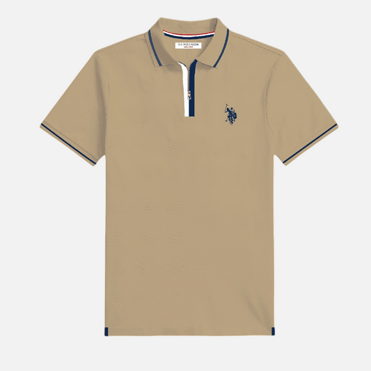 Polo beige para hombre de www.treshop.com.co con detalles en azul marino y blanco y logo bordado en el pecho