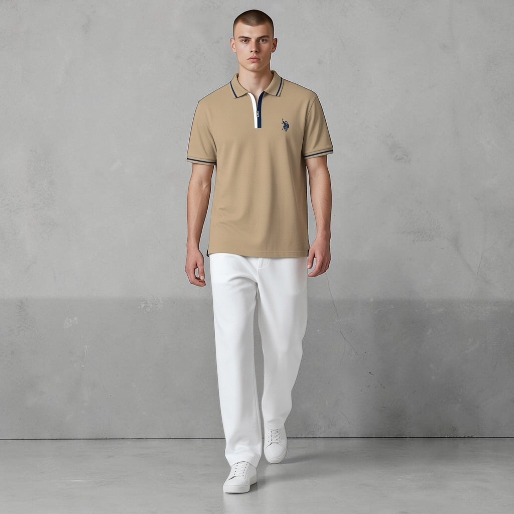 Hombre vistiendo polo beige de www.treshop.com.co con detalles en azul marino y blanco y logo bordado en el pecho