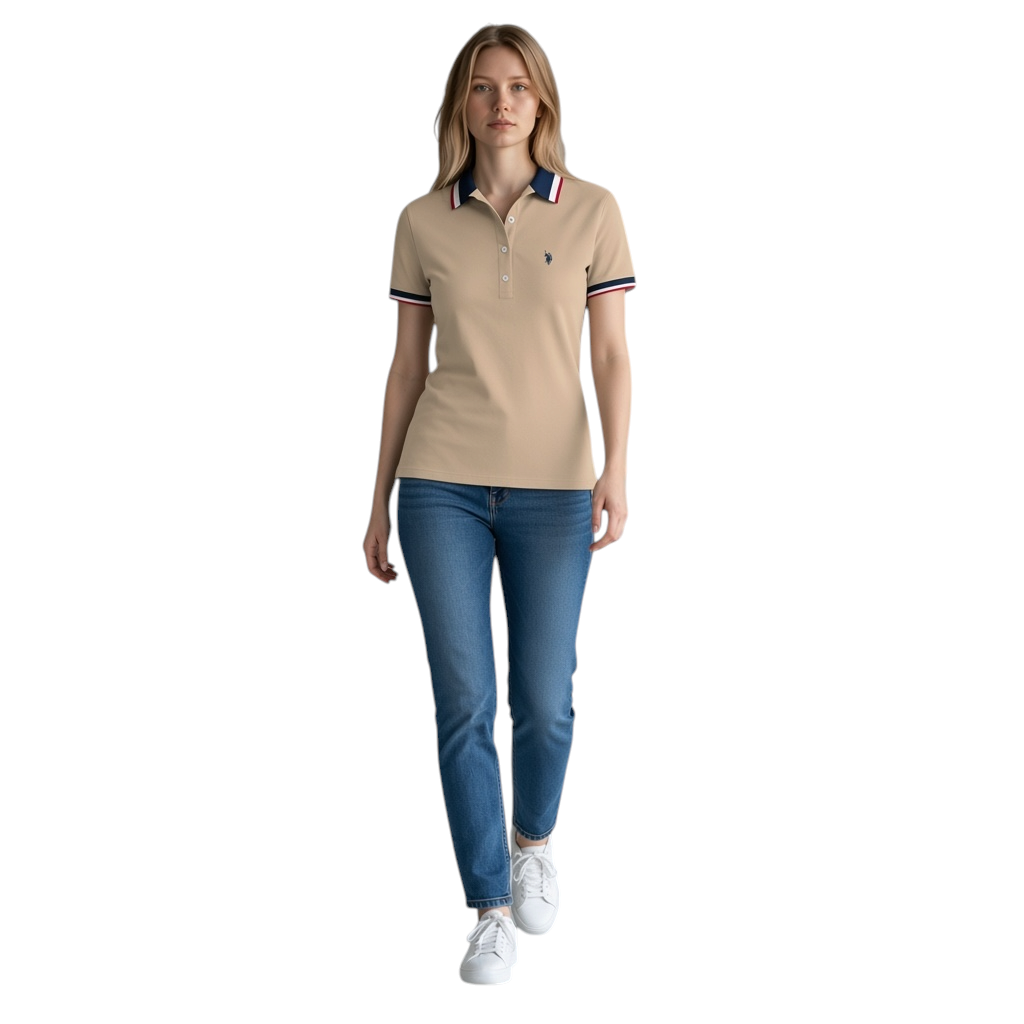 Modelo vistiendo polo beige U.S. POLO ASSN. de www.treshop.com.co con detalles en cuello y mangas, jeans y tenis