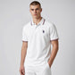 Hombre vistiendo camiseta polo blanca www.treshop.com.co con detalles tricolores en cuello y mangas y logo bordado