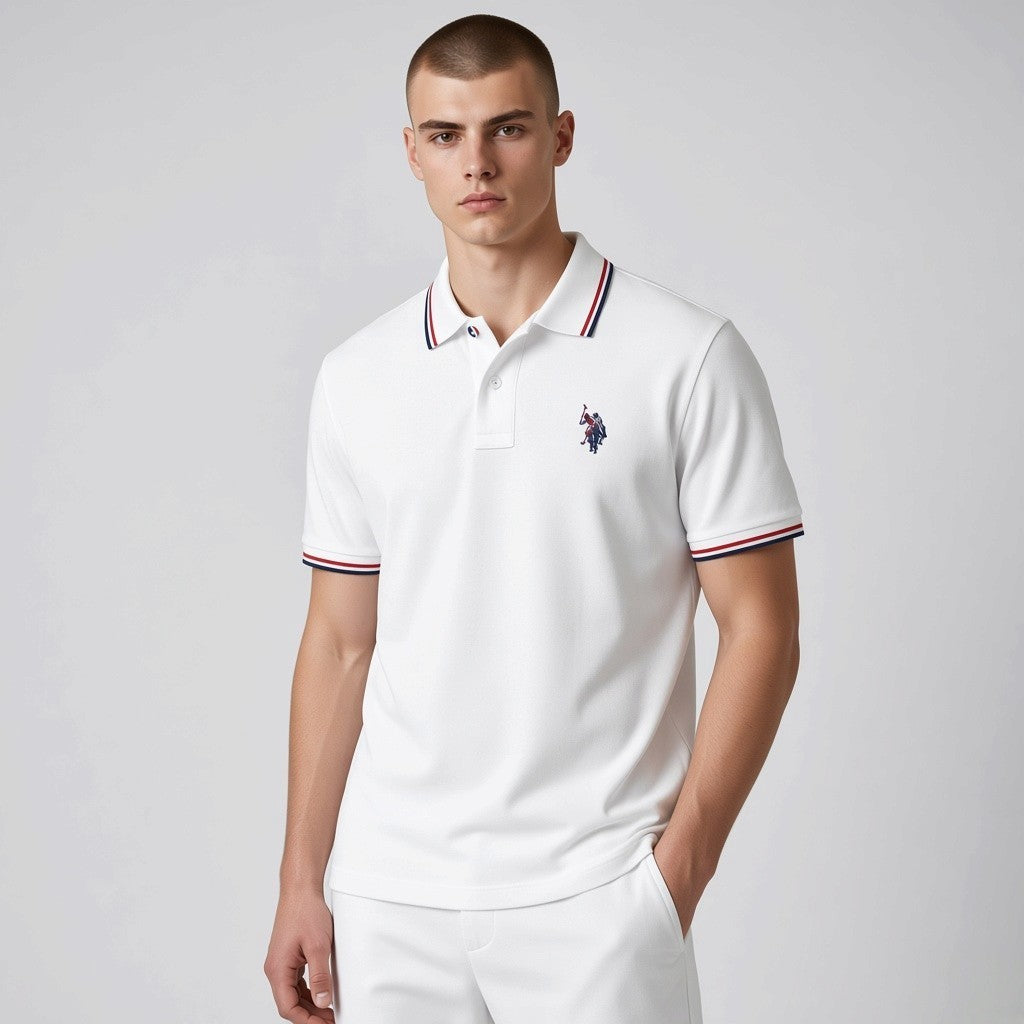 Hombre vistiendo camiseta polo blanca www.treshop.com.co con detalles tricolores en cuello y mangas y logo bordado