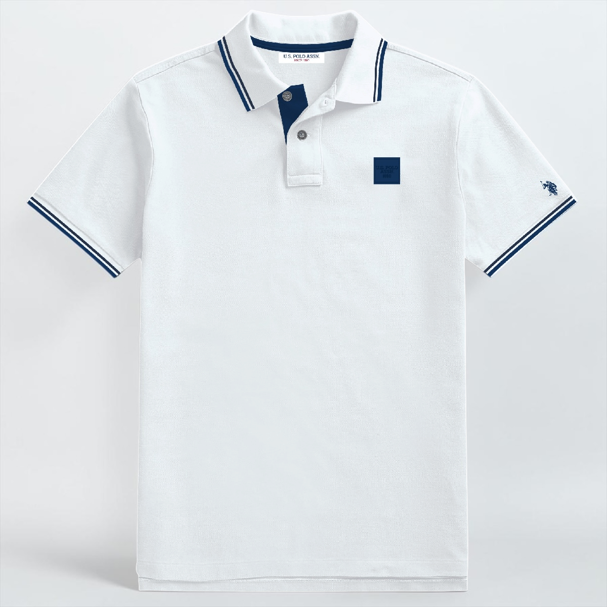 Polo www.treshop.com.co de hombre en algodón piqué blanco con detalles en azul marino y logo bordado en la manga