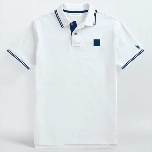 Polo www.treshop.com.co de hombre en algodón piqué blanco con detalles en azul marino y logo bordado en la manga