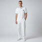 Hombre vistiendo polo blanco www.treshop.com.co de algodón jersey con logo de goma y detalles azules en cuello y mangas