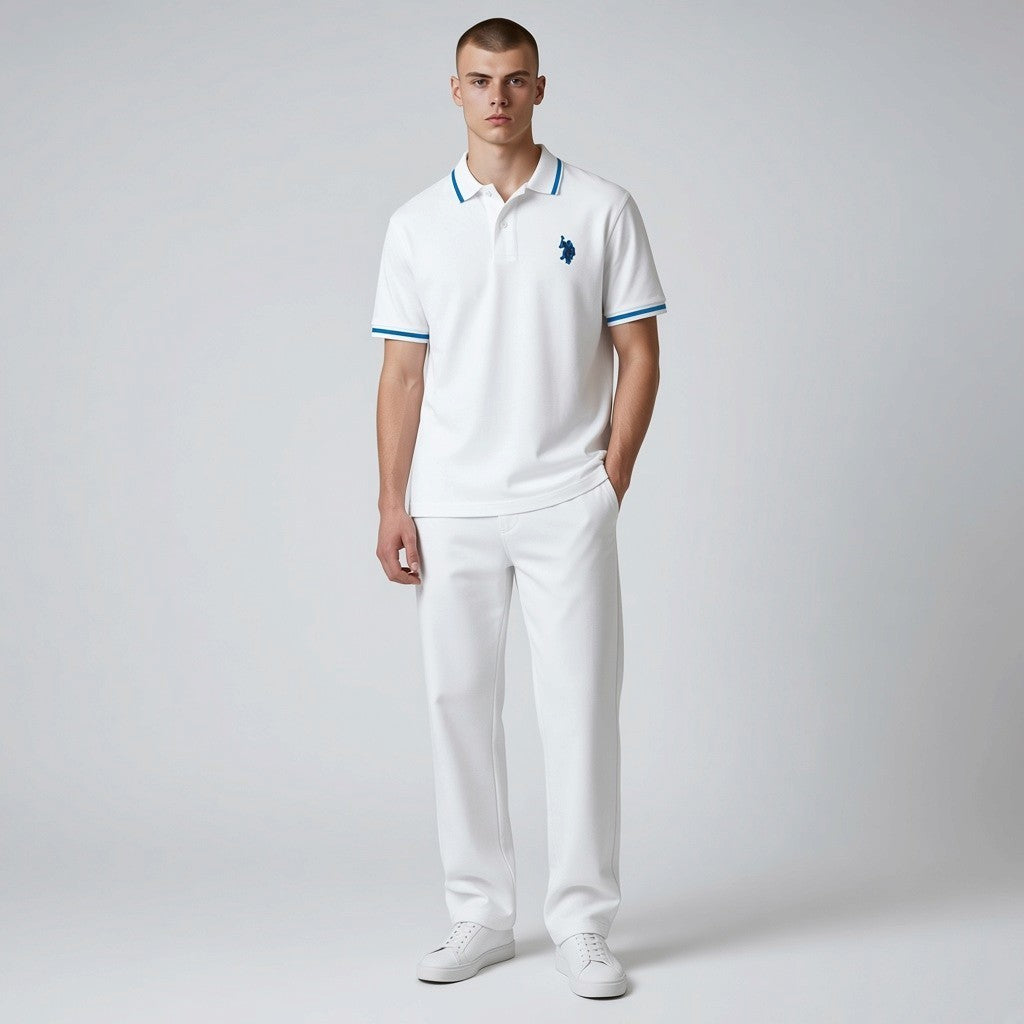 Hombre vistiendo polo blanco www.treshop.com.co de algodón jersey con logo de goma y detalles azules en cuello y mangas