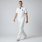 Hombre vistiendo polo blanco de algodón piqué con detalles azules y logo bordado de www.treshop.com.co