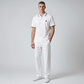Hombre vistiendo polo blanco con cremallera y detalles en azul y rojo de www.treshop.com.co con pantalones a juego
