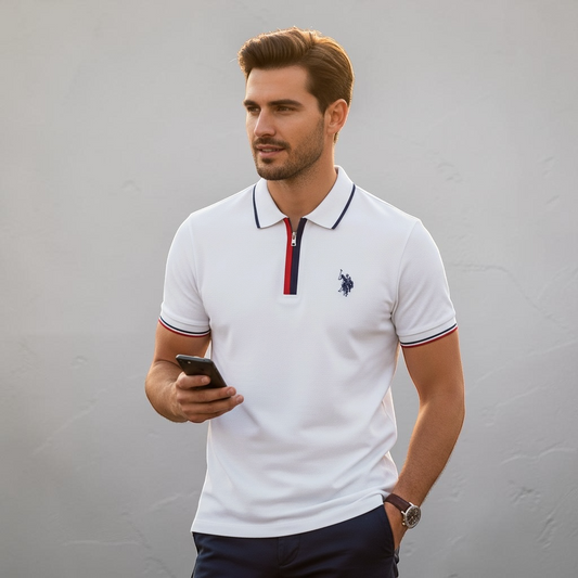 Hombre vistiendo polo blanco www.treshop.com.co con cremallera y detalles tricolor en cuello y mangas