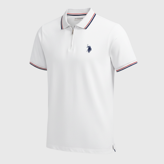Polo blanco para hombre www.treshop.com.co con cierre de cremallera, detalles en azul y rojo y logo bordado en el pecho