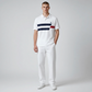 Hombre vistiendo polo blanco www.treshop.com.co con bloques azul marino y rojo y logo bordado en el pecho