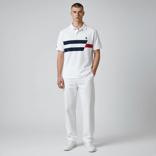 Hombre vistiendo polo blanco www.treshop.com.co con bloques azul marino y rojo y logo bordado en el pecho