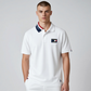 Hombre vistiendo polo blanco www.treshop.com.co con cuello estampado, parche bordado en pecho y detalles en contraste