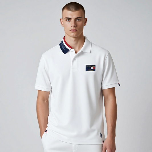 Hombre vistiendo polo blanco www.treshop.com.co con cuello estampado, parche bordado en pecho y detalles en contraste