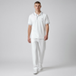 Hombre vistiendo polo blanco www.treshop.com.co con detalles en contraste, logo bordado y pantalones blancos a juego.