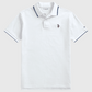 Polo blanco para hombre de www.treshop.com.co con cuello y mangas en contraste y logotipo bordado en el pecho.