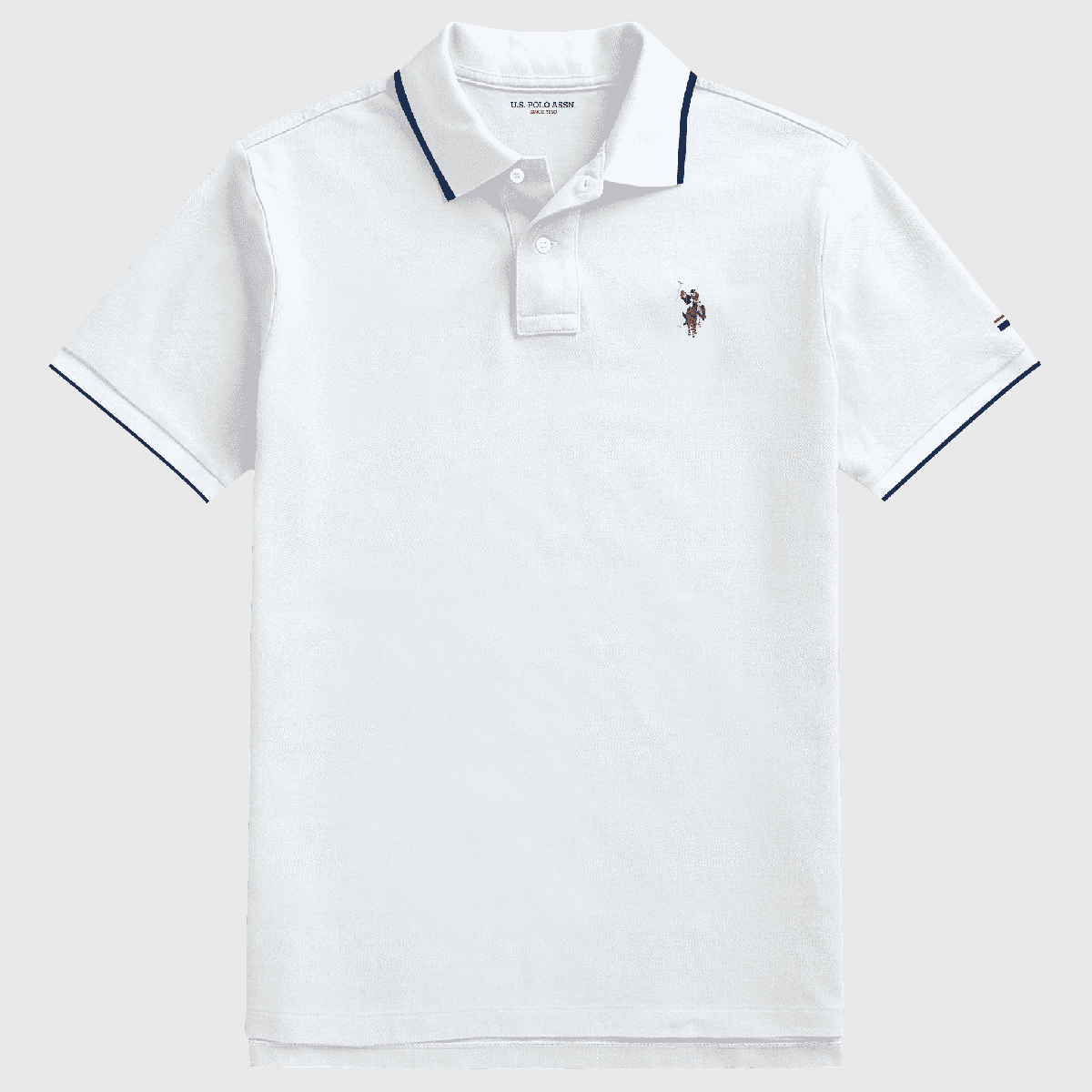 Polo blanco para hombre de www.treshop.com.co con cuello y mangas en contraste y logotipo bordado en el pecho.