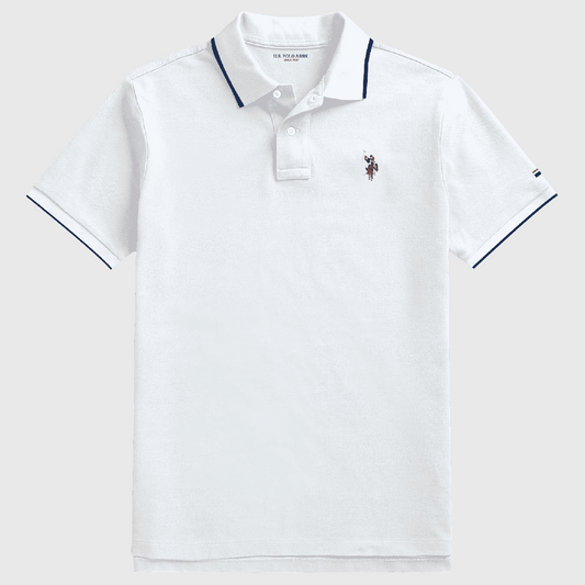 Polo blanco para hombre de www.treshop.com.co con cuello y mangas en contraste y logotipo bordado en el pecho.