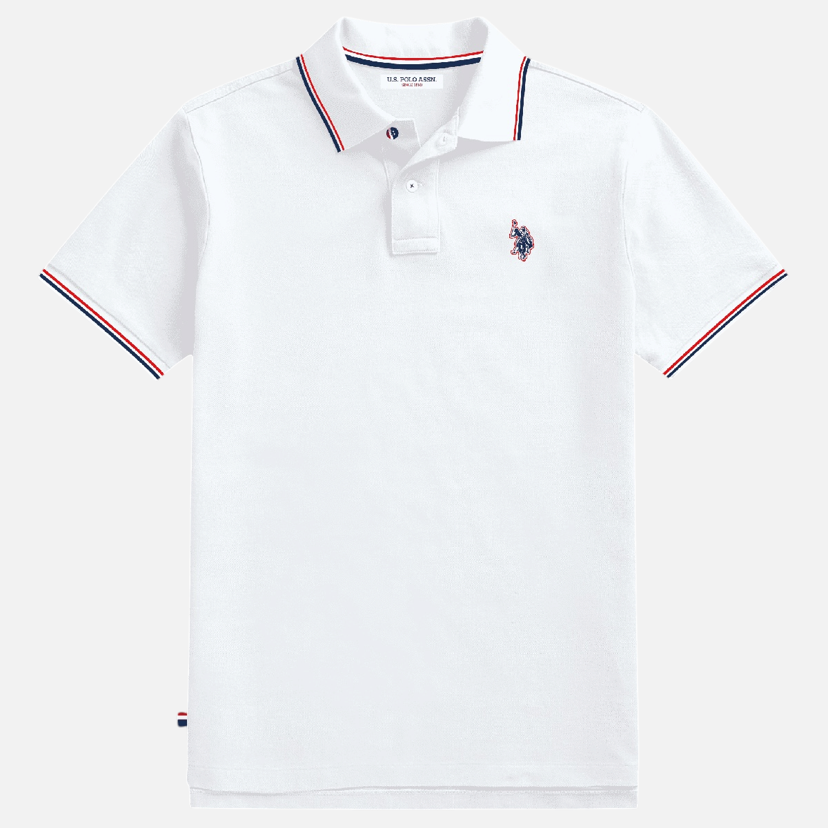 Camiseta polo blanca para hombre www.treshop.com.co con ribetes tricolor en cuello y mangas y logo bordado en el pecho