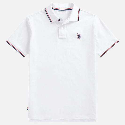 Camiseta polo blanca para hombre www.treshop.com.co con ribetes tricolor en cuello y mangas y logo bordado en el pecho