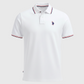 Polo blanco para hombre de www.treshop.com.co con ribetes tricolores en cuello y mangas y logo bordado en el pecho