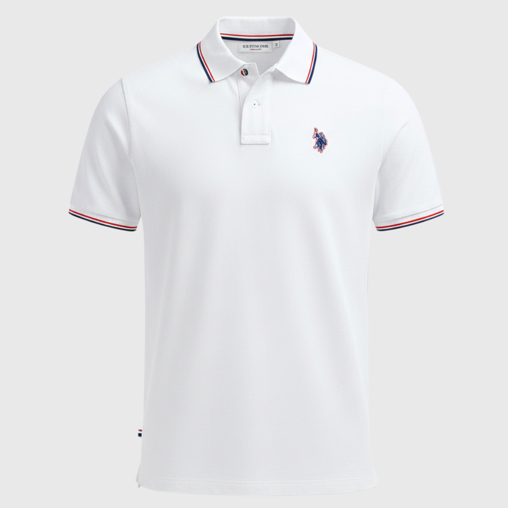 Polo blanco para hombre de www.treshop.com.co con ribetes tricolores en cuello y mangas y logo bordado en el pecho