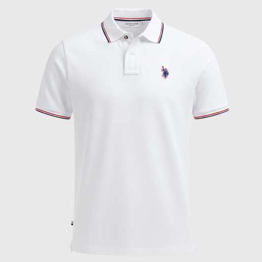Polo blanco para hombre de www.treshop.com.co con ribetes tricolores en cuello y mangas y logo bordado en el pecho