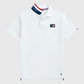 Camiseta polo blanca para hombre www.treshop.com.co con cuello estampado, parche bordado y detalles en contraste