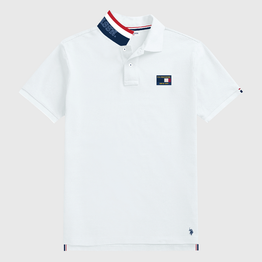 Camiseta polo blanca para hombre www.treshop.com.co con cuello estampado, parche bordado y detalles en contraste