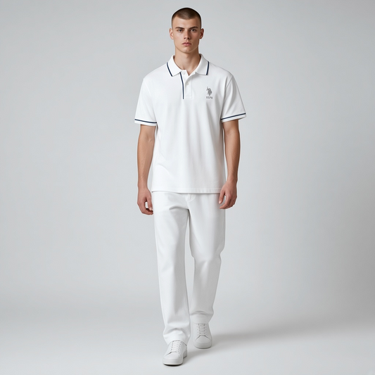 Modelo vistiendo polo blanco de corte amplio www.treshop.com.co con detalles en contraste y logo bordado en el pecho